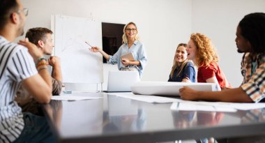 Başarılı iş adamları grubu, ofiste çalışan tasarımcılar.