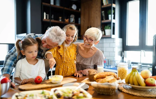 Sourire Heureux Grand Père Aider Les Enfants Cuisiner Dans Cuisine — Photo