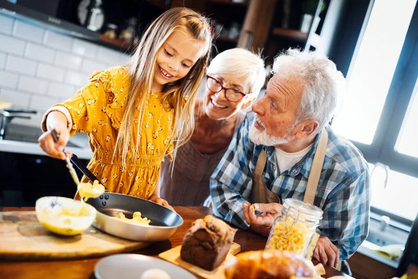 Glücklich Lächelnde Großeltern Die Spaß Mit Kindern Hause Haben — Stockfoto