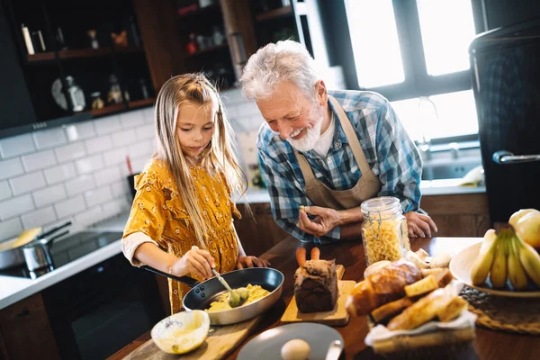 Παππούς Και Χαριτωμένα Εγγόνια Του Περνούν Καλά Στην Κουζίνα — Φωτογραφία Αρχείου
