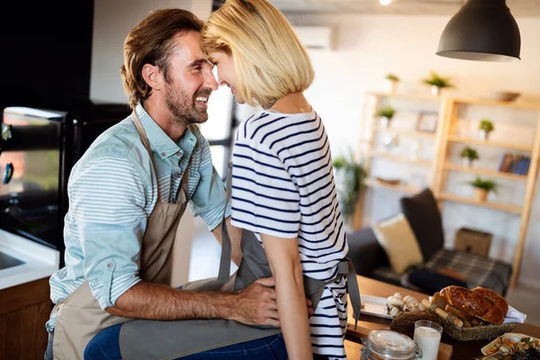 Retrato Feliz Pareja Joven Encantadora Cocinando Juntos Cocina Casa — Foto de Stock