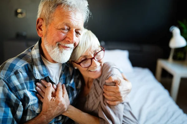 Glada Leende Äldre Par Omfamna Tillsammans Och Njuta Pensionering Hemma — Stockfoto