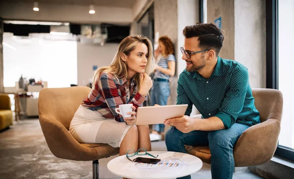 Una Lluvia Ideas Creativa Jóvenes Empresarios Felices Diseñadores Arquitectos Que —  Fotos de Stock