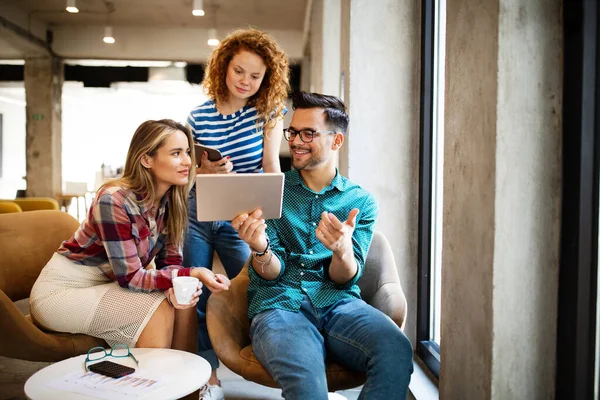 Una Lluvia Ideas Creativa Jóvenes Empresarios Felices Diseñadores Arquitectos Que — Foto de Stock