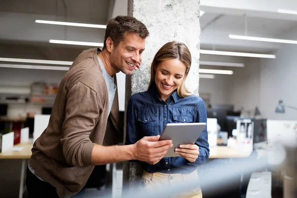 Affärsmän Designers Som Har Roligt Och Chattar Arbetsplatsen Kontor — Stockfoto