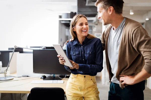 Geschäftsleute Haben Spaß Brainstorming Und Chat Arbeitsplatz — Stockfoto