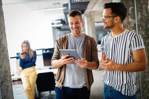 Freunde Von Geschäftsleuten Diskutieren Bei Treffen Über Brainstorming Und Ideen — Stockfoto