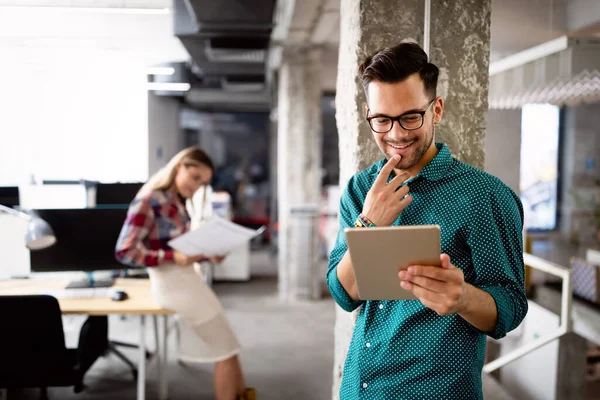 Hombre Joven Compañero Trabajo Utilizando Tecnología Tableta Digital Oficina Corporativa — Foto de Stock