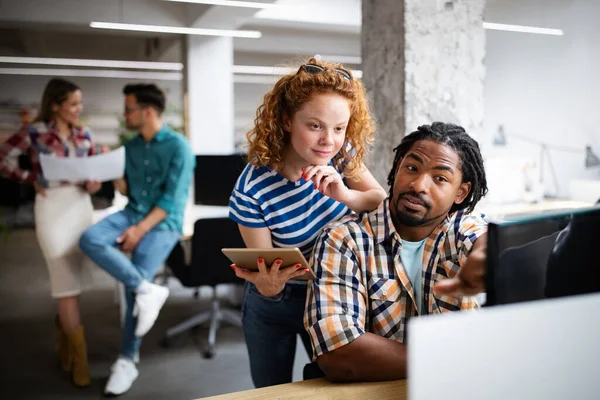 Programadores Cooperando Empresa Desenvolvendo Aplicativos Escritório — Fotografia de Stock