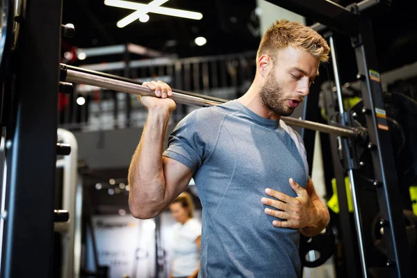 Mladý Fit Hezký Muž Dělá Cvičení Tělocvičně — Stock fotografie