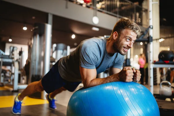 Retrato Hombre Guapo Entrenamiento Máquina Fitness Gimnasio — Foto de Stock