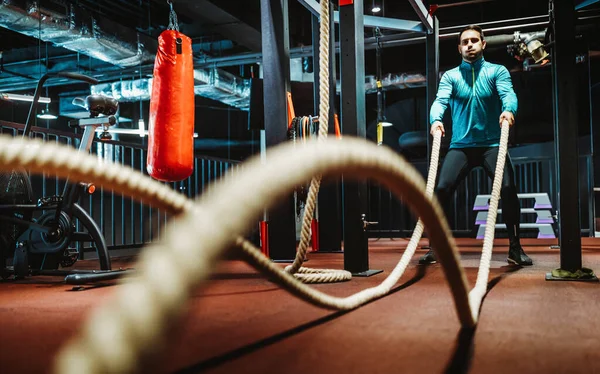 Fitness Mladý Fit Muž Cvičení Bojovými Provazy Tělocvičně — Stock fotografie