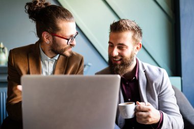 Programcılar ve iş adamları bilişim şirketinde iş birliği yaparak uygulamaları geliştiriyor