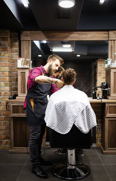 Felice Giovane Bell Uomo Visita Parrucchiere Negozio Barbiere — Foto Stock