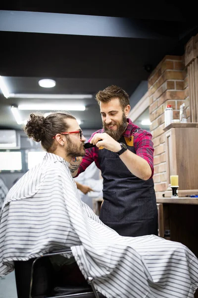 幸せな若いですハンサムな男Visitingヘアスタイリストで理容室店 — ストック写真