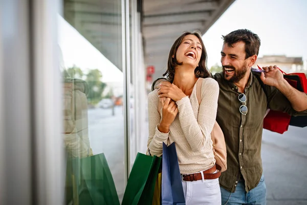 Winkelen Graag Samen Mooi Jong Liefdevol Paar Wandelen Door Straat — Stockfoto