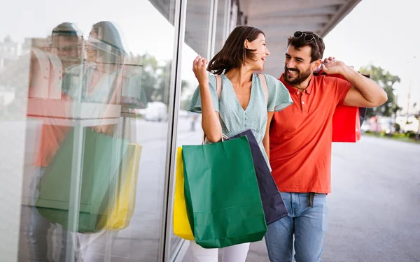 Feliz Pareja Turistas Caminando Una Calle Ciudad Compras Divirtiéndose — Foto de Stock