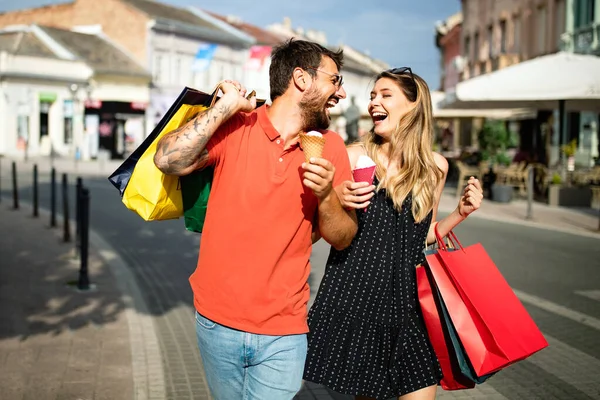 Glückliches Paar Mit Einkaufstüten Der Stadt Gemeinsam Spaß Haben — Stockfoto