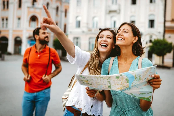Boldog Utazó Nők Turisták Városnézés Térképpel Kezében — Stock Fotó