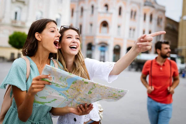Concepto Vacaciones Turismo Hermosas Chicas Mirando Mapa Turístico Ciudad — Foto de Stock