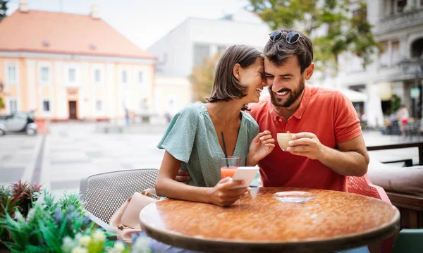 カフェでのデートを楽しんでいる美しいカップル — ストック写真