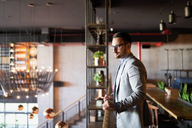 Ofisteki yakışıklı bir iş adamının portresi