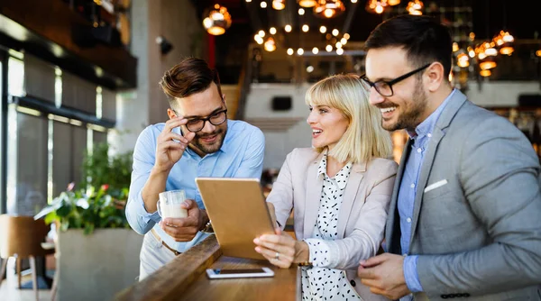 Gelukkige Zakelijke Collega Hebben Een Gesprek Tijdens Koffiepauze — Stockfoto