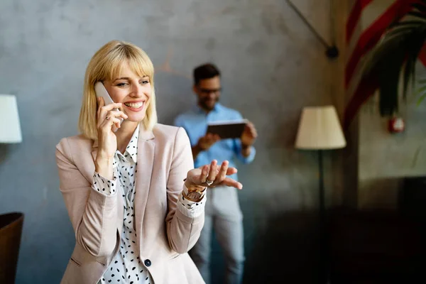 Zakelijke Vrouw Neemt Telefoon Met Een Glimlach Ontvangt Goed Nieuws — Stockfoto