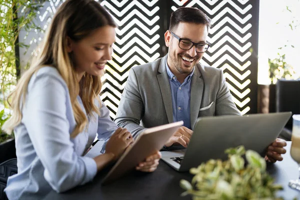 Framgångsrikt Företag Med Glada Affärsanställda Modernt Kontor — Stockfoto