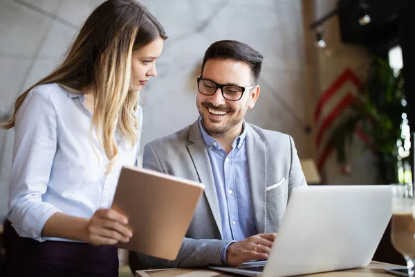 Glada Glada Medarbetare Kontorsarbete Och Brainstorming Tillsammans — Stockfoto