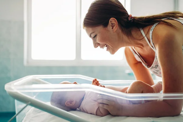 Mãe Sorridente Feliz Com Bebê Recém Nascido Hospital — Fotografia de Stock