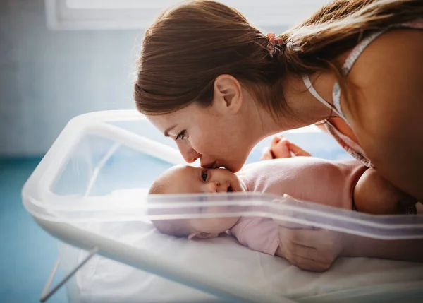 Retrato Bela Jovem Mãe Feliz Com Pequeno Bebê — Fotografia de Stock