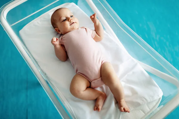 Schattig Pasgeboren Baby Meisje Liggend Het Bed — Stockfoto