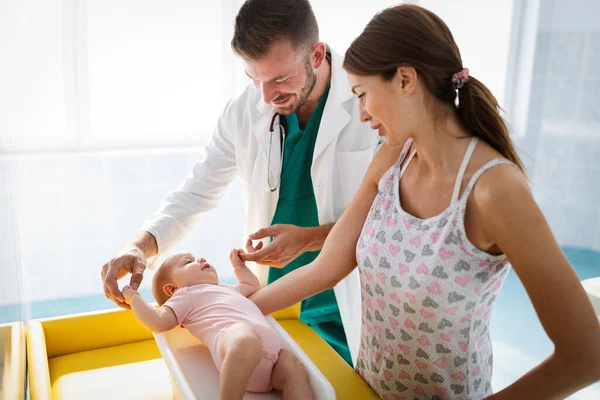 Kinderarts Met Gelukkige Moeder Baby Onderzoek Het Ziekenhuis Heatlhcare Familie — Stockfoto