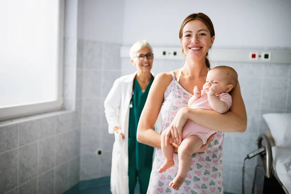 Pediatra Con Madre Feliz Bebé Examen Hospital Heatlhcare Familia Concepto —  Fotos de Stock