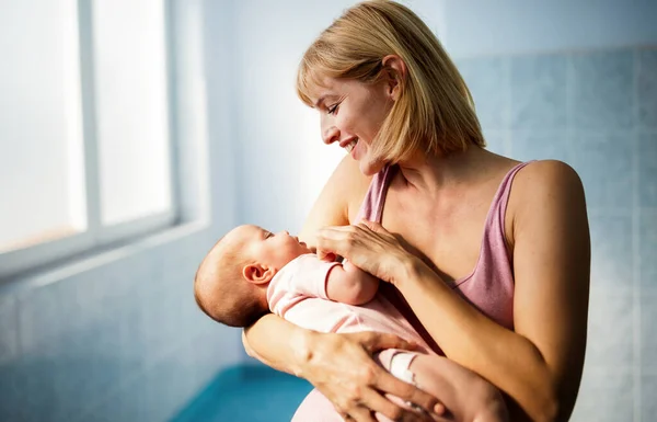 Mãe Segurando Seu Filho Recém Nascido Após Parto Hospital Mãe — Fotografia de Stock