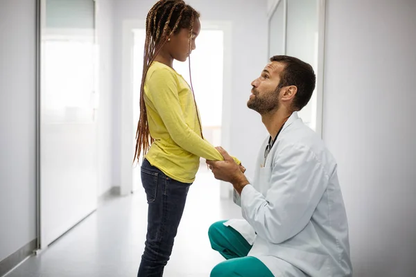 病院で悲しい女の子と会話をしているハンサムな医者 小児科医 — ストック写真