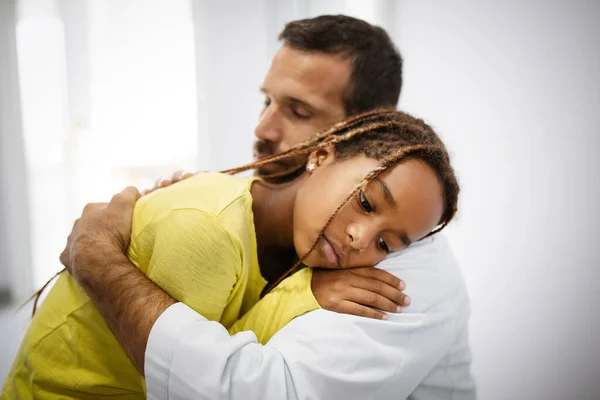 Doctor Reconfortante Apoyando Una Joven Triste Preocupada Hospital — Foto de Stock