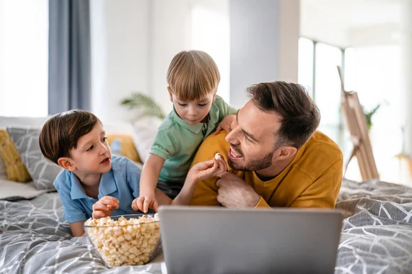 Schöner Vater Und Seine Kinder Benutzen Einen Laptop Und Lächeln — Stockfoto