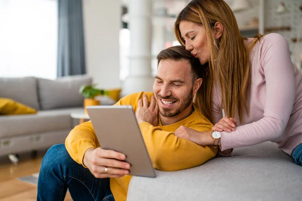 Pareja Joven Enamorada Casa Disfrutando Juntos Utilizando Tableta — Foto de Stock