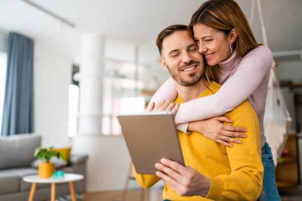 Casal Feliz Passar Tempo Com Equipamentos Eletrônicos Casa — Fotografia de Stock