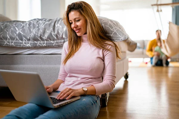 Ευτυχισμένη Γυναίκα Που Χρησιμοποιεί Φορητό Υπολογιστή Tablet Υπολογιστή Στο Σπίτι — Φωτογραφία Αρχείου