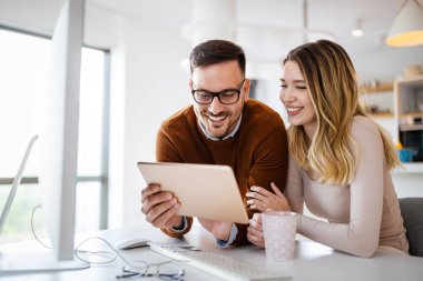 Evde tablet üzerinde çalışan güzel bir çift. İnsanlar, iş, teknoloji kavramı