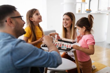 Mutlu aile evde eğleniyor. Aile sevgisi çocuk mutluluğu kavramı