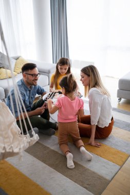 Mutlu, güzel bir aile evde eğleniyor ve birlikte vakit geçiriyor. Aile, aşk mutluluk konsepti