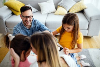 Mutlu aile eğleniyor, evde birlikte vakit geçiriyorlar.