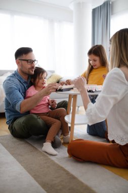Mutlu aile evde eğleniyor. Aile sevgisi çocuk mutluluğu kavramı