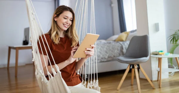 Ευτυχισμένη Όμορφη Γυναίκα Χρησιμοποιώντας Ψηφιακή Ταμπλέτα Στο Σπίτι Άνθρωποι Τεχνολογία — Φωτογραφία Αρχείου