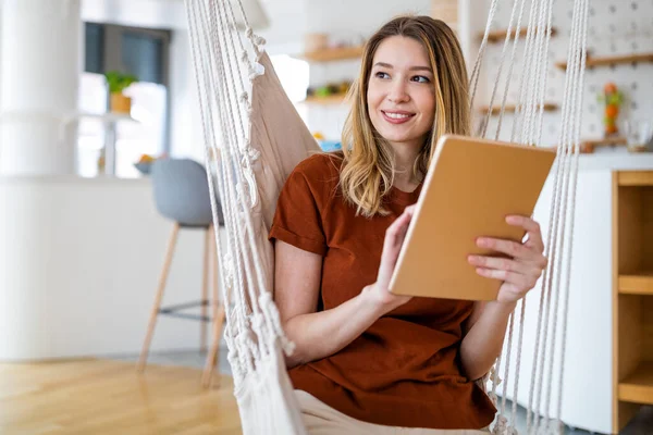 Hermosa Mujer Con Tableta Digital Relajante Trabajando Casa — Foto de Stock