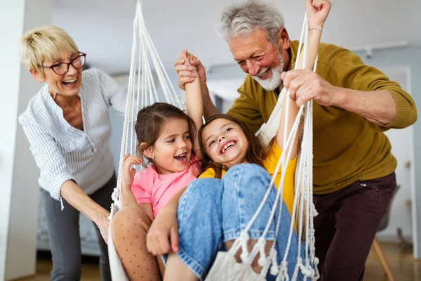 Avós Felizes Divertindo Com Netos Casa — Fotografia de Stock